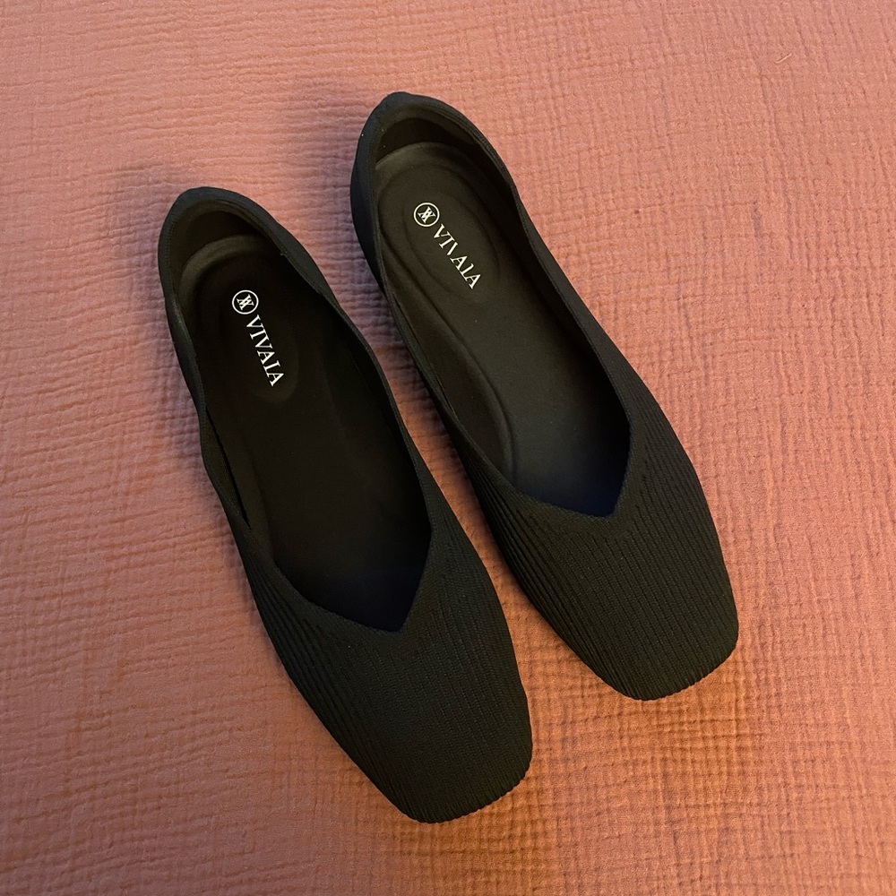 Vivaia Black Square-Toe V-Cut Flats (Margot 2.0)